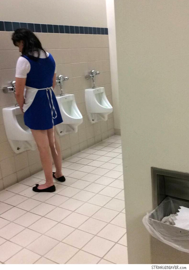 Женщина на банкете зашла пописать в туалет